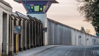Bild: Armin Weigel/dpa
Immer häufiger melden Gefängnisse Drohnen, die über das Anstaltsgelände fliegen. (Symbolbild)