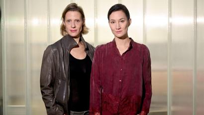 Bild: Britta Pedersen/dpa
Anja Pahl (links) und Agnes Decker spielen die Kriminalhauptkommissarinnen in der ZDF-Serie „SOKO Potsdam“.