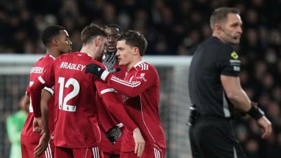 Bild: Alastair Grant/AP/dpa
Florian Wirtz (r) gelang der 1:1-Ausgleich für Liverpool beim FC Fulham.