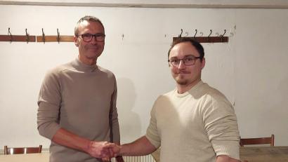 Bild: mfh
Felix Sperber (rechts) wurde von Bürgermeister Peter Achatzi als neues Gemeinderatsmitglied vereidigt.