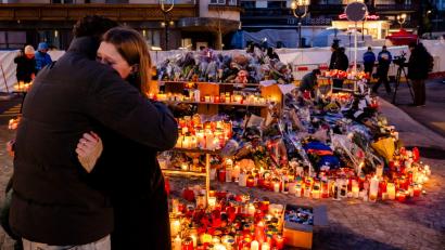 Bild: Jean-Christophe Bott/KEYSTONE/dpa
Am kommenden Freitag soll es in Crans-Montana eine Gedenkfeier zu Ehren der Opfer geben.