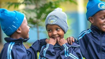 Bild: Projekt Feuerkinder/Frank Medarakini
Spender können über das Hilfsprojekt Feuerkinder die Schule mit 400 Euro jährlich pro Schüler unterstützen. Damit werden Mahlzeiten, Unterrichtsmaterial sowie die Schulkleidung finanziert.