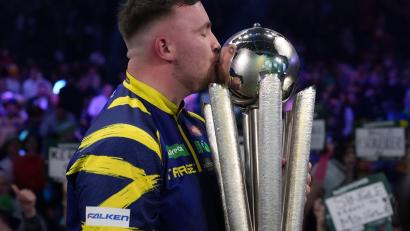 Bild: Dave Shopland/AP/dpa
Luke Littler feiert den WM-Titel.