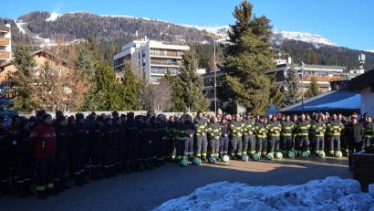 Bild: Antonio Calanni/AP/dpa
Viele Menschen kamen zusammen, um der Opfer der Brandkatastrophe zu gedenken.