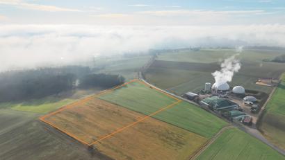 Bild: Norbert Schwaab
Auf der eingezeichneten Fläche soll eine Photovoltaikanlage entstehen, die den gewonnenen Strom zu ein Drittel in die Biogasanlage und zu zwei Drittel ins Netz einspeist.