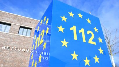 Bild: Bernd Weißbrod/dpa
Der für den Winterdienst zuständige Mann wählte den Notruf. (Symbolbild)