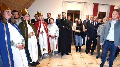 Bild: no
Eine Sternsingergruppe der katholischen Pfarrei, mit Pfarrer Johannes Arweck (rechts daneben) erfreute die Gäste des Neujahrsempfangs der Gemeinde Illschwang mit ihrem Besuch. Nachdem sie ihre Segenswünsche vorgetragen hatten, baten sie die Anwesenden um eine Spende für Kinder in Not.