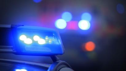 Symbolbild: Karl-Josef Hildenbrand/dpa
Ein 18-jähriger Fahrer prallt in Marktredwitz mit seinem Auto gegen eine Straßenlaterne. Die winterlichen Straßenverhältnisse wurden ihm zum Verhängnis.