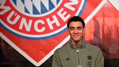 Bild: Uwe Lein/dpa
Jamal Musiala wird von jungen Fans befragt.