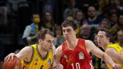 Bild: Soeren Stache/dpa
Justinian Jessup (M) war gegen Braunschweig bester Bayern-Werfer. (Archivbild)