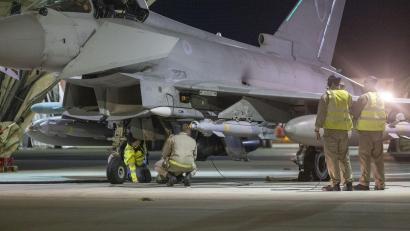 Bild: Sgt Lee Goddard/Ministry of Defence/PA/dpa
Vor rund zwei Wochen hatten US-Flugzeuge Stellungen der Terroristen attackiert. (Handout)