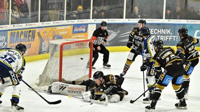 Bild: Hubert Ziegler
Das war das 0:3 für den EHC Waldkraiburg. Daniel Krieger (am Boden) vom ERSC Amberg versuchte noch, die Scheibe zusammen mit Torhüter David Kubik abzuwehren.