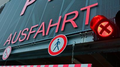 Symbolbild: Matthias Bein/dpa
Polizisten entdeckten während einer Streifenfahrt in Marktredwitz ein Auto ohne Kennzeichen.