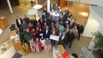 Bild: rn
Johannes Zach (vorne rechts) dankte den Vertretern von 46 Vereinen und Organisationen für deren ehrenamtliches Engagement.