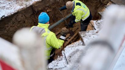 Bild: Michael Ukas/dpa
Mit Ersatzleitungen konnten einige Haushalte wieder ans Stromnetz angeschlossen werden, rund 35.000 müssen aber wohl bis Donnerstag Geduld haben.