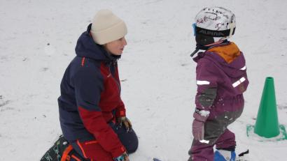 Bild: kro
Übungsleiterin Rebecca Fuhrmann erklärt einem Kind individuell das V beim Skifahren.