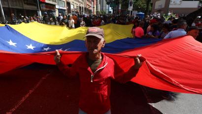 Bild: Jeampier Arguinzones/dpa
Anhänger des venezolanischen Staatschefs Maduro versammeln sich in der Stadtmitte und protestieren, nachdem US-Präsident Trump bekannt gegeben hat, dass der venezolanische Präsident gefangen genommen und aus dem Land ausgeflogen wurde.