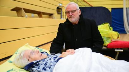 Bild: Sebastian Christoph Gollnow/dpa
In einer Notunterkunft hat eine 97-Jährige Unterschlupf gefunden.