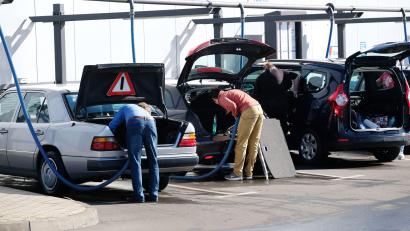 Symbolbild: Sebastian Willnow/dpa
Der Mann wollte den Schlauch verwenden, um sich mit Autoabgasen das Leben zu nehmen.