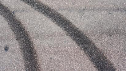 Symbolbild: Peter Endig/dpa
Ein Driftversuch endete in Weiden mit einem Verkehrsunfall.