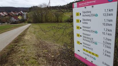 Bild: ui
In den Wandergebieten um Sulzbach-Rosenberg sind die Markierungstafeln mit Hinweisen auf Nahverkehrsanbindungen seit Jahren ein gewohntes Bild. Nach der Erweiterung des VGN In den Landkreis Neustadt/WN und Weiden bietet der Verbund auch hier Unterstützung an, solche Schilder aufzustellen, um Bus und Bahn für Ausflüge zu nutzen.