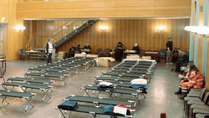 Bild: Carsten Koall/dpa
Noch sind die rund 25 Betten im Bürgersaal Zehlendorf für die Nacht nicht in Beschlag genommen.