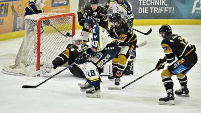 Bild: Hubert Ziegler
Der ERSC Amberg (schwarze Trikots, Szene aus einem früheren Spiel) hat das Spiel bei den Buchloe Pirates deutlich mit 1.5 verloren.