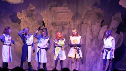 Bild: Florian Wein/OVIGO Theater
König Artus und die Ritter der Tafelrunde suchen den Heiligen Gral.