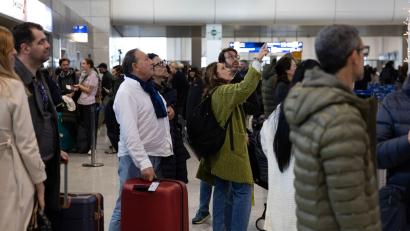 Bild: Yorgos Karahalis/AP/dpa
Luftraum geschlossen: Strapazen für die Fluggäste am Athener Flughafen.