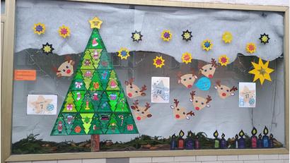 Bild: Maria Herrmann-Preßl
Mit Eifer beteiligten sich die Schüler der Zottbachtalschule unter Leitung von Andrea Prokisch an den Weihnachtsfenstern.