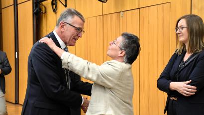 Bild: ubb
Weil es Franz Stahls letzter Neujahrsempfang als amtierender Bürgermeister von Tirschenreuth war, wurde er diesmal von vielen der 250 Gäste, wie hier von Margret Schels, sehr persönlich und besonders herzlich mit Glückwünschen für seine Zukunft als Pensionist bedacht.