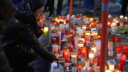 Bild: Antonio Calanni/AP/dpa
Ein Opfer der tödlichen Silvesterparty in Crans-Montana wird in Berlin behandelt.