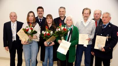 Bild: bkr
Beim Neujahrsempfang in Kulmain ehrten Bürgermeister Günter Kopp (links) sowie Dritter Bürgermeister Gerd Schönfelder (Fünfter von links) und Zweiter Bürgermeister Albert Sollfrank (Zweiter von rechts) engagierte und verdiente Bürger: Andrea Krauß (ab Zweite von links), Rainer Bayer, Corinna Fröhler Hildegard Schroll, Josef Reindl und Ernst Braunreuther.