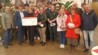 Bild: Sparkasse
Die Vertreter der Vereine nehmen den symbolischen Spendenscheck von Stellvertretendem Vorstandsmitglied Albert Bergmann, Filialdirektorin Melanie Nowlin und Bürgermeister Andreas Wutzlhofer in Vohenstrauß entgegen.