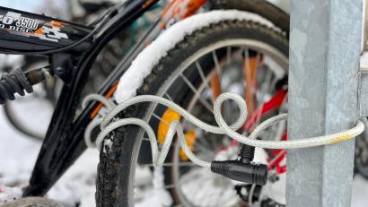 Bild: Gabi Schönberger
Gesicherte Fahrräder am Bahnhof Weiden. Rund 120 Diebstähle wurden im Jahr 2024 angezeigt