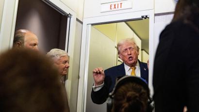 Bild: Alex Brandon/AP/dpa
US-Präsident Donald Trump droht der neuen Führung in Venezuela.