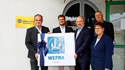 Bild: fph
Die Stella-Gruppe hat die Wefra-Werke übernommen. Auf dem Bild (von links): die Stella-Geschäftsleiter Flavio und Leopold Herrmann sowie Wefra-Geschäftsführer Axel Zuleeg.