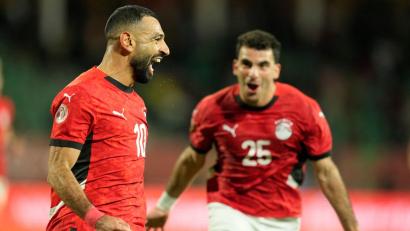 Bild: Mosa'ab Elshamy/AP/dpa
Ägyptens Mohamed Salah (l) erwischte nicht seinen besten Tag - traf aber trotzdem.