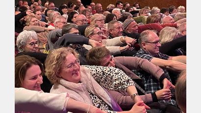 Bild: Susanne Schwab
Begeistert machte das Publikum mit, wenn Bernd Zehnter dazu aufrief, mitzumachen und wie hier die Arme zu verschränken.