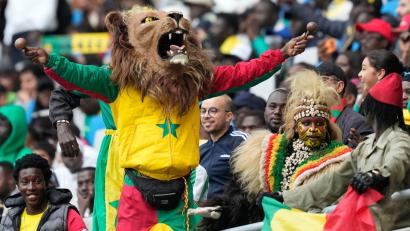 Bild: Mosa'ab Elshamy/AP/dpa
Senegalesische Fans beim Spiel im Afrika Cup gegen den Sudan. Eine Anhängerin kam zuvor bei einem Verkehrsunfall ums Leben.