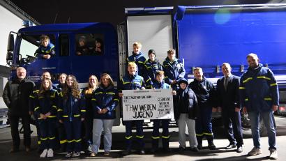 Bild: Bernd Stenzel, THW Weiden
Die Dr.-Rose-Pabst-Stiftung unterstützt die THW-Jugend Weiden mit 2500 Euro. Christian Wolf (Zweiter von rechts), Leiter der Hypo-Vereinsbank-Filiale Weiden, überreichte den Scheck. Ortsjugendbeauftragter Lukas Dellinger (rechts) dankte für die Spende.