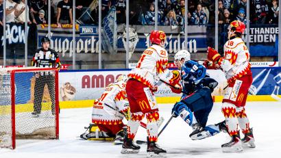 Bild: Elke Englmaier
Alex-Olivier Voyer (blaues Trikot) taucht in dieser Szene gefährlich vor dem Kaufbeurer Tor auf. Der Kanadier avancierte beim 4:1-Heimsieg gegen den ESV mit drei Punkten zum Matchwinner. Seine kurzfristige Verpflichtung zahlt sich bislang aus.