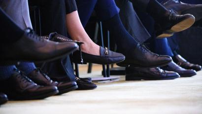 Symbolbild: Bernd von Jutrczenka/dpa
Frauen sind in der Politik unterrepräsentiert. Da Frauen noch immer vorrangig für die Kinderbetreuung zuständig sind, bekommen sie Familie, Haushalt, Arbeit und politisches Engagement weniger gut unter einen Hut als Männer.