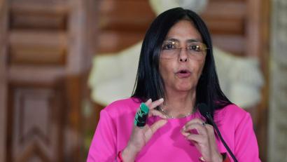 Bild: Ariana Cubillos/AP/dpa
Die geschäftsführende Präsidentin Venezuela streckt den USA die Hand aus. (Archivbild)