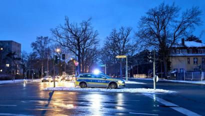Bild: Michael Ukas/dpa
Am dritten Tag des Stromausfalls in Teilen Berlins warten 30.000 Haushalte weiter auf Energie.