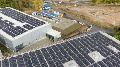 Bild: Sebastian Kahnert/dpa
Ein Solarpark in Sachsen, der dem Laden von Elektroautos dient. (Archivbild)