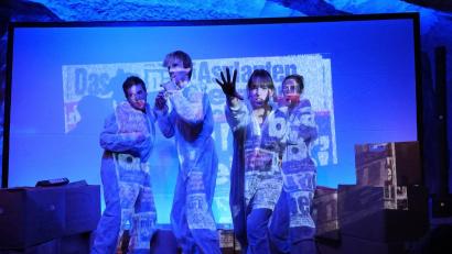 Bild: Daniela Stanilewicz/ Ovigo-Theater
Eindrücke vom Stück „SAD-88“. Am 19. April wird es in Kemnath aufgeführt.