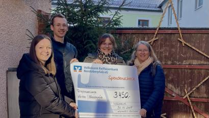 Bild: Thomas Seitz-Hartwich
Eine Spende von 3450 Euro konnte Hartwich's Hofladen an die Telefon-Seelsorge übergeben. Im Bild von links: Hannah Seitz-Hartwich, Max Rasp, Julia Kempf und Hannelore Haberzett von der Geschäftsstelle Weiden der Telefon-Seelsorge.