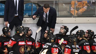 Bild: Carmen Jaspersen/dpa
Jeff Macleod bleibt auch in der nacholympischen Saison Bundestrainer der deutschen Eishockey-Frauen. (Archivbild)