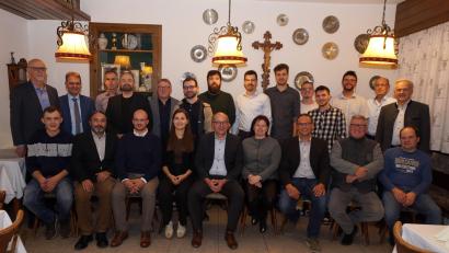 Bild: bkr
20 Kandidaten der CLU treten an, um mindestens wieder drei Plätze im Stadtrat von Kemnath zu erlangen. Bürgermeister Romann Schäffler (sitzend, Mitte) von der CSU ist auch ihr Kandidat für die Bürgermeisterwahl.